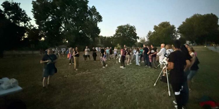 Medio centenar de personas participan en la Noche de Observación de las Estrellas