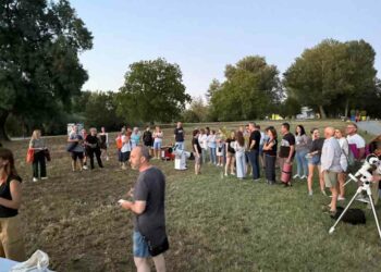 Medio centenar de personas participan en la Noche de Observación de las Estrellas
