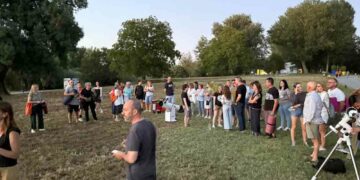 Medio centenar de personas participan en la Noche de Observación de las Estrellas