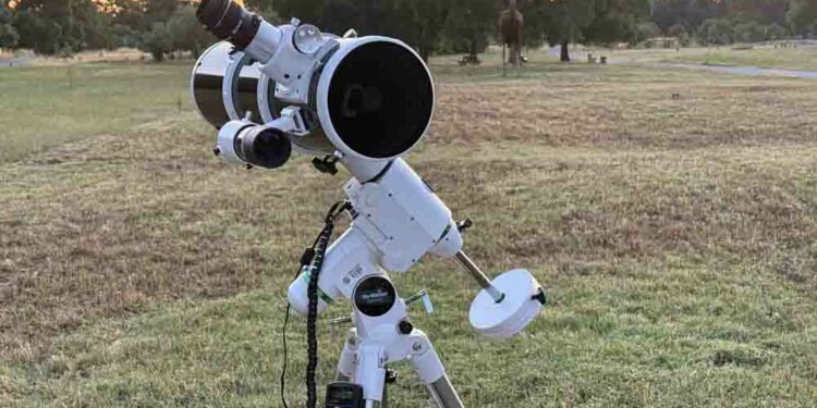 Medio centenar de personas participan en la Noche de Observación de las Estrellas