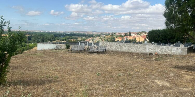 Cabrerizos ampliará el cementerio en 1.100 metros para añadir 100 sepulturas, 80 nichos, 144 columbarios y depósito de cadáveres