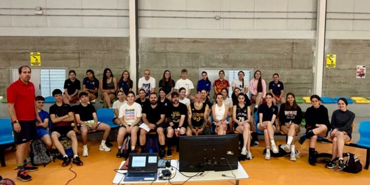 Un treintena de personas participan en el curso de entrenador de baloncesto que acoge Santa Marta