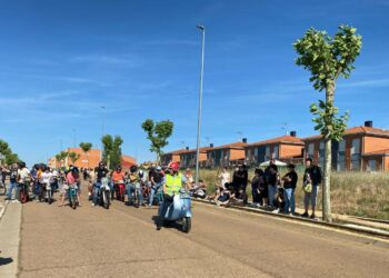 Una treintena de vehículos rugen en la IV prueba de 1/4 de litro de ciclomotores clásicos de Doñinos