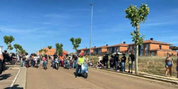 Una treintena de vehículos rugen en la IV prueba de 1/4 de litro de ciclomotores clásicos de Doñinos