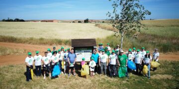 Cerca de medio centenar de voluntarios participan en la jornada de retirada de basuraleza en Doñinos