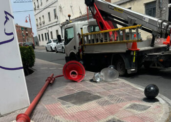 Un vehículo arranca una farola en la calle Miguel de Unamuno