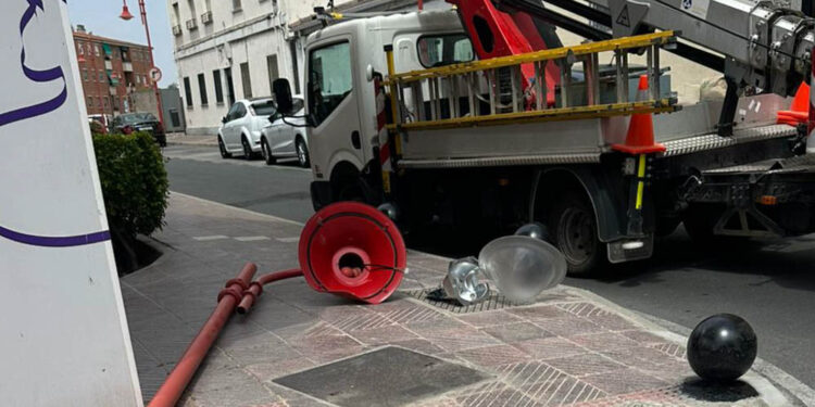 Un vehículo arranca una farola en la calle Miguel de Unamuno