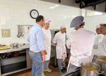 Los alumnos del Centro de Educación de Adultos comparten un ágape para despedir el curso