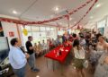 Los alumnos del Centro de Educación de Adultos comparten un ágape para despedir el curso