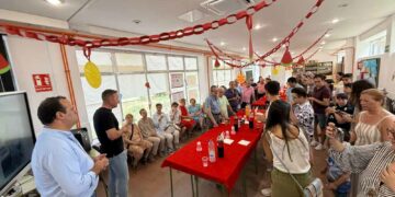 Los alumnos del Centro de Educación de Adultos comparten un ágape para despedir el curso