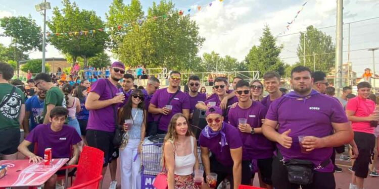 Estallan las Fiestas del Señor de Cabrerizos con la alegría y el colorido de las peñas