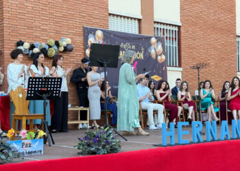 Los alumnos del centro de Formación Profesional Hernández Vera se gradúan en un emotivo acto