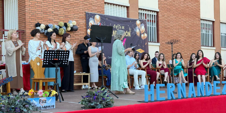 Los alumnos del centro de Formación Profesional Hernández Vera se gradúan en un emotivo acto