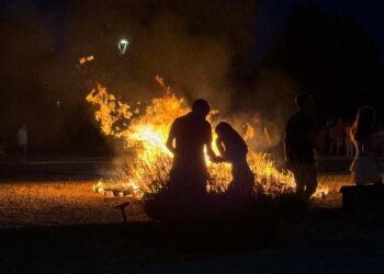 La magia y los buenos deseos conquistan la noche de San Juan