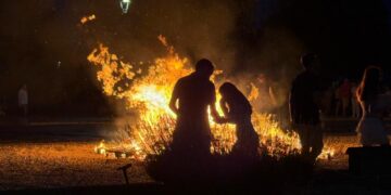 La magia y los buenos deseos conquistan la noche de San Juan