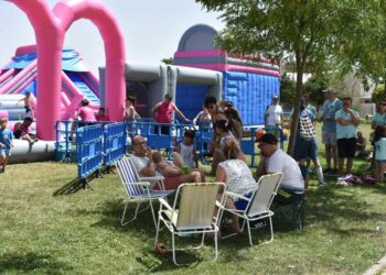 Villares rebosa diversión con los hinchables y creatividad con el 3º mercado de complementos y moda de las fiestas