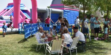 Villares rebosa diversión con los hinchables y creatividad con el 3º mercado de complementos y moda de las fiestas