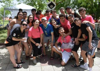 Más de 4.000 personas llenan el Teso de la Cruz en torno a la paellada de Cabrerizos en una gran jornada de alegría y convivencia