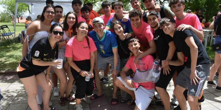 Más de 4.000 personas llenan el Teso de la Cruz en torno a la paellada de Cabrerizos en una gran jornada de alegría y convivencia