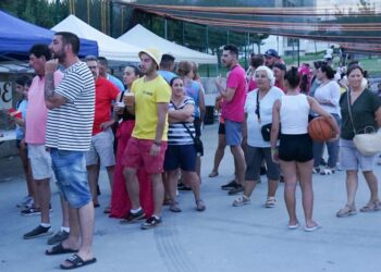 Panceta y perritos calientes para afrontar la noche festiva en Aldeatejada