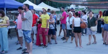 Panceta y perritos calientes para afrontar la noche festiva en Aldeatejada