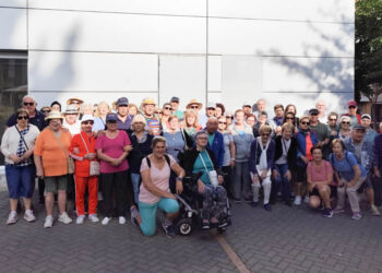 Paseo, plantación y desayuno para los mayores de Santa Marta