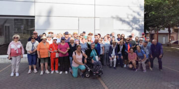 Paseo, plantación y desayuno para los mayores de Santa Marta