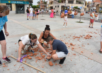 Villares rebosa tradición con su típica rotura de pucheros