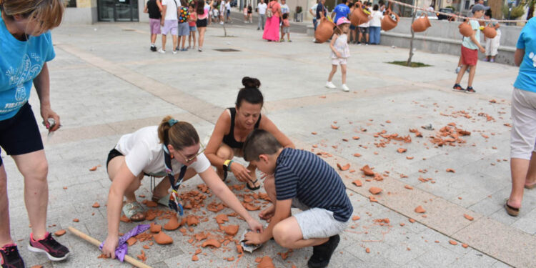 Villares rebosa tradición con su típica rotura de pucheros