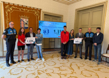 La Fundación AVIVA recibe los 1.316 euros y 93 kilos de alimentos recaudados en el Cross de la Policía Local