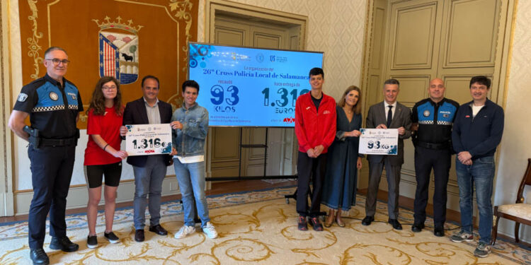 La Fundación AVIVA recibe los 1.316 euros y 93 kilos de alimentos recaudados en el Cross de la Policía Local