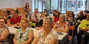 Los mayores de Santa Marta aprenden los secretos de la morcilla y el farinato