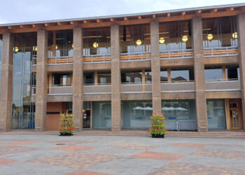 Cuatro torres florales completan la nueva imagen de la Plaza Mayor