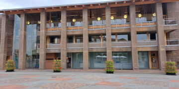 Cuatro torres florales completan la nueva imagen de la Plaza Mayor