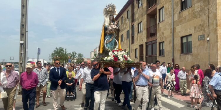 Los vecinos fieles a la Virgen de los Remedios en el día grande de las fiestas