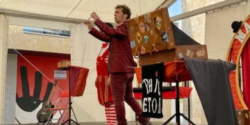 Magia, risas y coplas inundan la Plaza de España de Villamayor