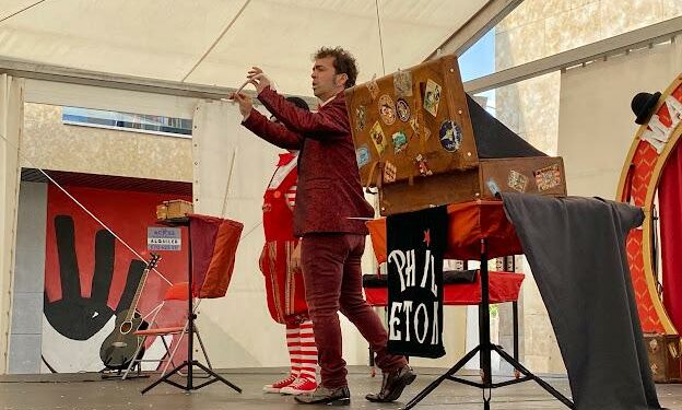 Magia, risas y coplas inundan la Plaza de España de Villamayor