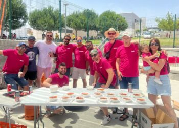 La comida de hermandad reúne a las peñas y vecinos en Aldeatejada