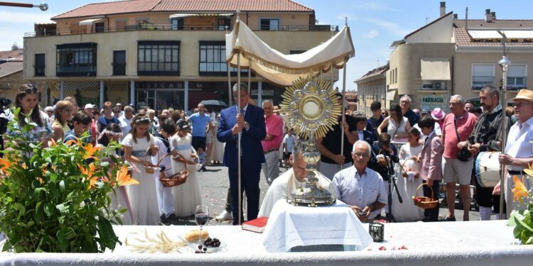 Cabrerizos se viste de incienso y tradición en la celebración del Corpus Christi