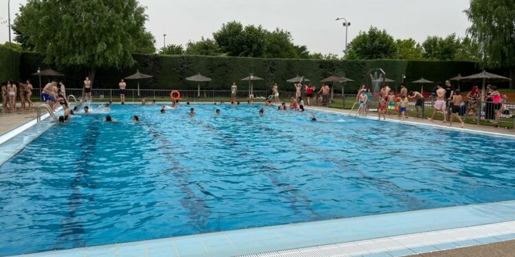 La música de dj y la visita de Stitch animarán la apertura de las piscinas de Carbajosa el viernes 13