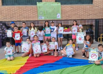 Ciudad de los Niños de Carbajosa reparte ceniceros portátiles para concienciar del impacto negativo de las colillas