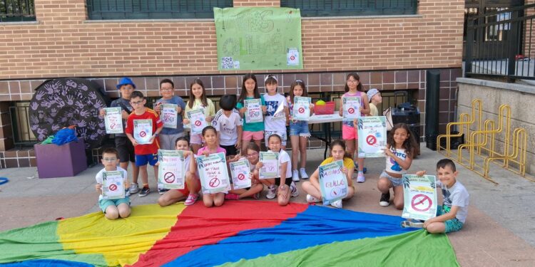 Ciudad de los Niños de Carbajosa reparte ceniceros portátiles para concienciar del impacto negativo de las colillas