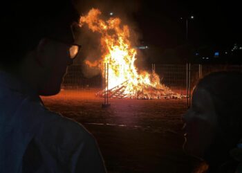 La lluvia adelanta la hoguera en Carbajosa y desluce la celebración de la mágica noche de San Juan