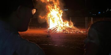 La lluvia adelanta la hoguera en Carbajosa y desluce la celebración de la mágica noche de San Juan