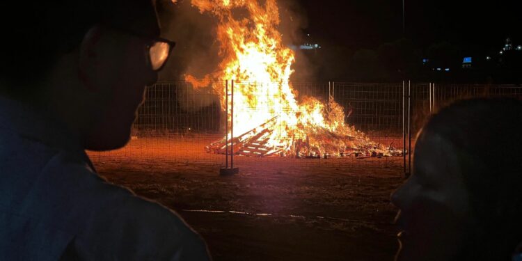 La lluvia adelanta la hoguera en Carbajosa y desluce la celebración de la mágica noche de San Juan