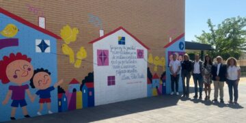 Educación reconoce al CEIP La Ladera su labor de fomento a la lectura con el mural ‘Dibujando la Palabra’