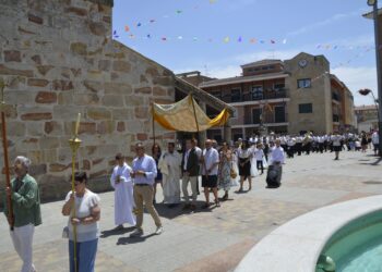 El aroma a incienso inunda las calles de Carbajosa en la celebración del Corpus Christi