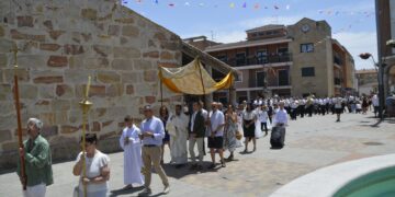 El aroma a incienso inunda las calles de Carbajosa en la celebración del Corpus Christi