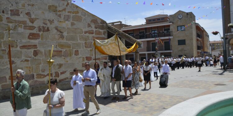 El aroma a incienso inunda las calles de Carbajosa en la celebración del Corpus Christi