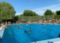 La apertura de las piscinas de Carbajosa reúne a más de 400 vecinos y anticipa el verano con una jornada llena de música y diversión
